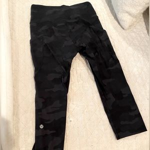 Lululemon size 6 camouflage, capri tight